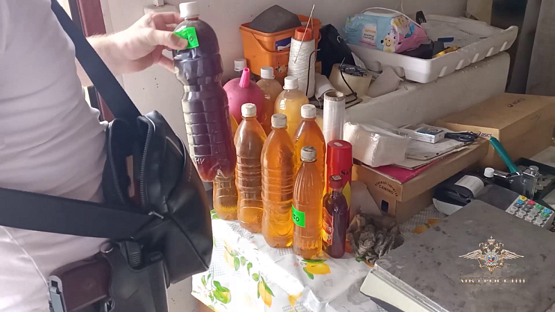 Двух продавщиц смертельной чачи задержали в Сириусе