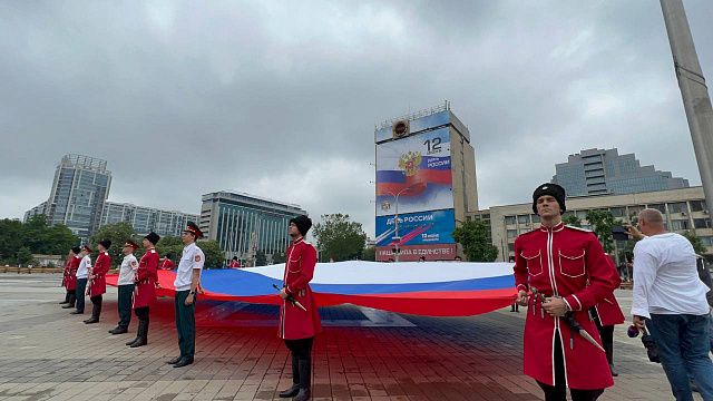 В Краснодаре развернули огромный триколор в День России