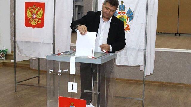 Вице-губернаторы Власов и Лузинов проголосовали на Кубани