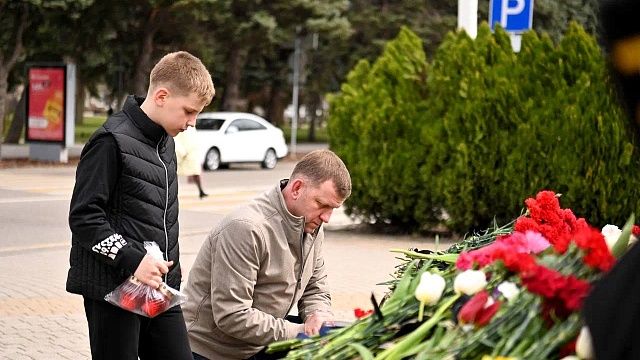 Глава Краснодара возложил цветы в память о погибших при теракте. Фото: Андрей Зубов