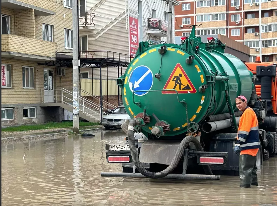 После дождя в Краснодаре на дороги вышла водооткачивающая техника.  14.11.2023 г. Телеканал «Краснодар»