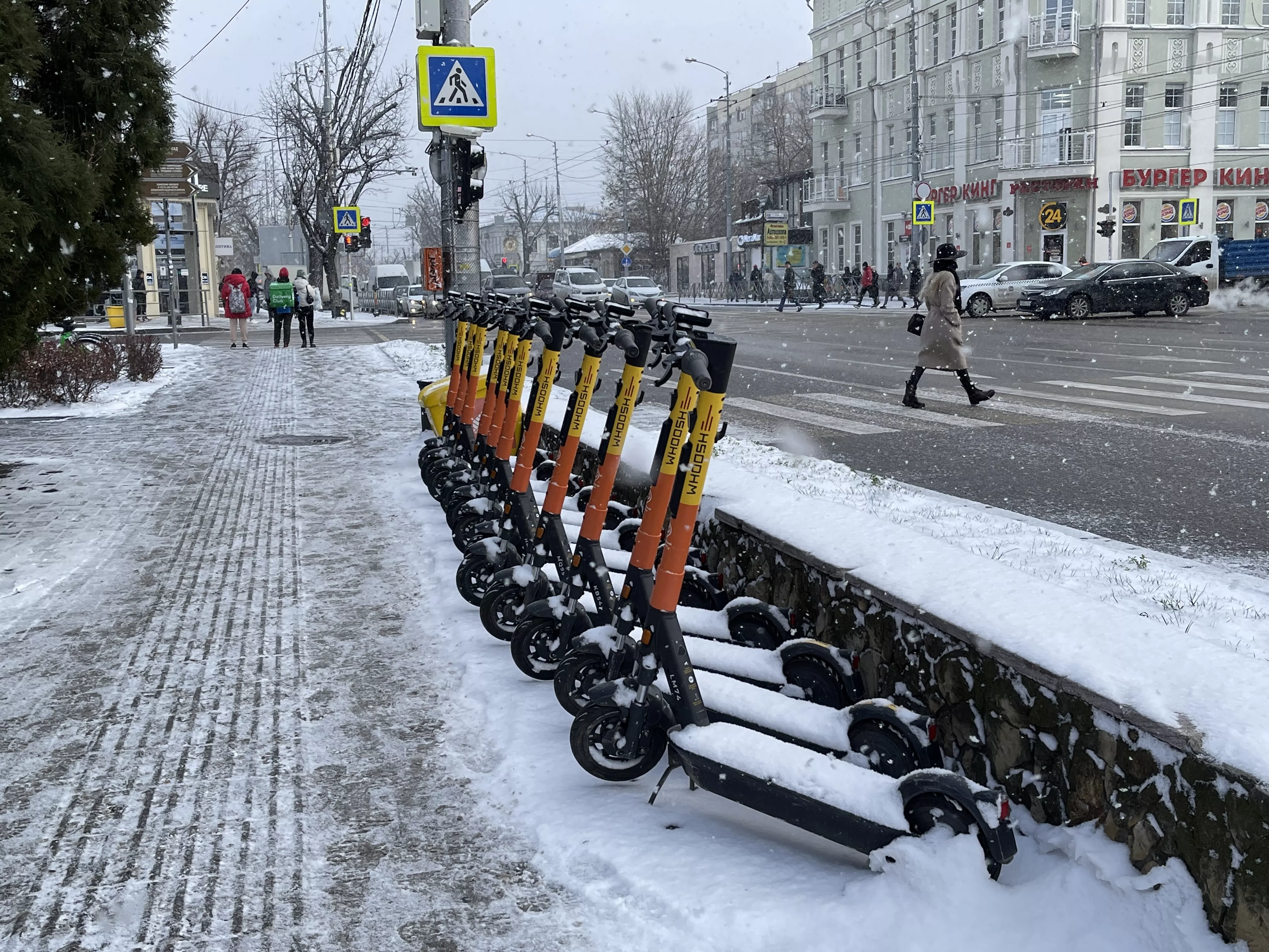 Не спеши, самокатчик: как в Краснодаре будут контролировать водителей  электросамокатов. 09.02.2023 г. Телеканал «Краснодар»