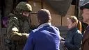 Осторожно, фейк: российские войска выдают гумпомощь мариупольцам за уборку улиц