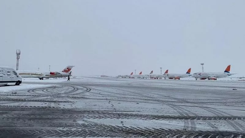 Аэропорт Краснодара принял два самолета, которые не смогли сесть в Ростове-на-Дону