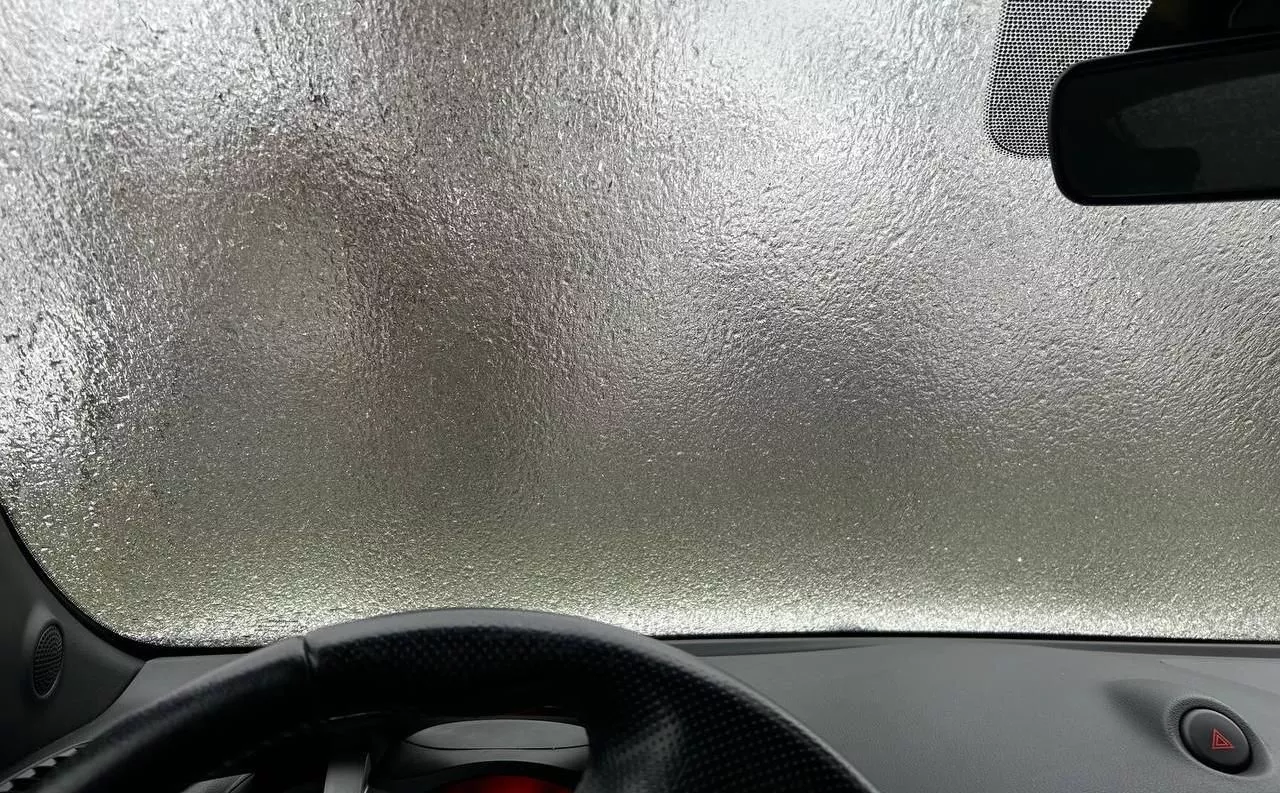 Как убрать лед и открыть машину после ледяного дождя