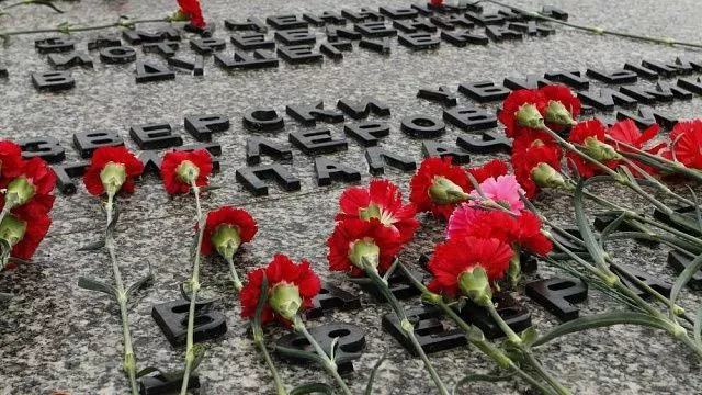 В Чистяковской роще Краснодара развернут масштабную копию Знамени Победы