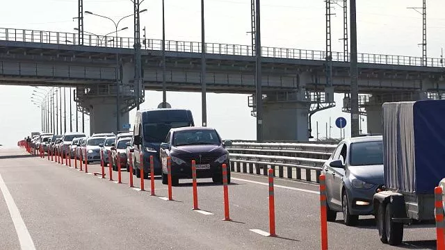 В пробке у Крымского моста со стороны Кубани собралось более 500 автомобилей