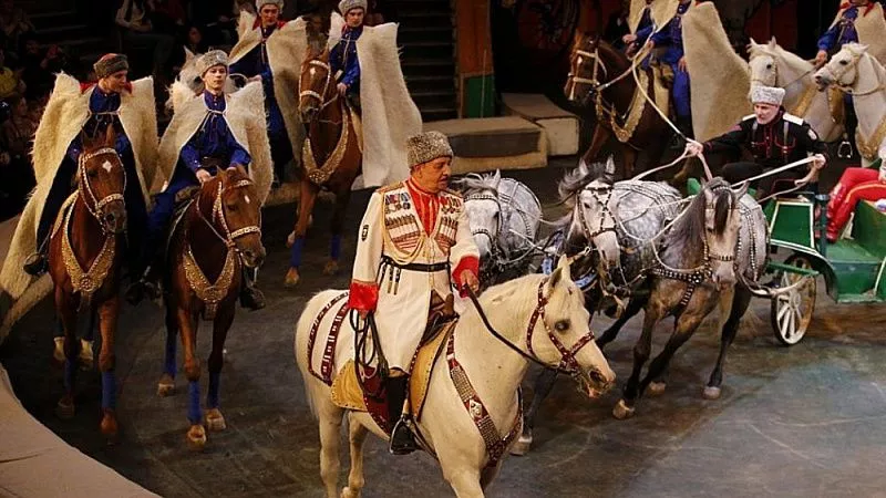 Руководитель конного аттракциона «Кубанские казаки» Юрий Мерденов отмечает 85-летний юбилей