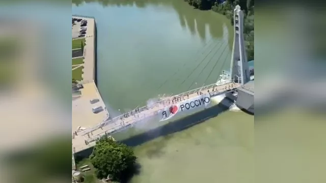В Краснодаре на мосту Поцелуев прошла яркая акция в честь Дня России