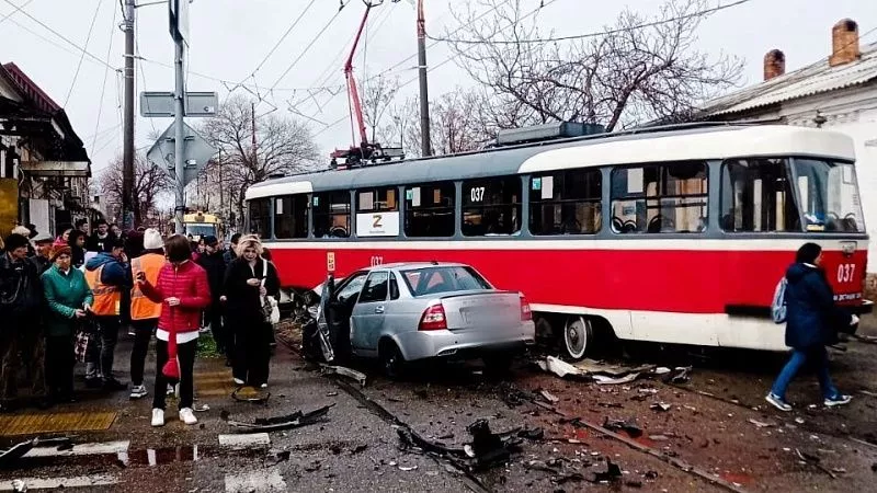 В аварии с трамваем на Горького/Костылева пострадали 5 взрослых и ребенок