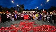 Активисты выложили картину из свечей на площади Памяти Героев в Краснодаре