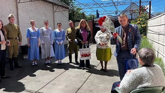 В Краснодаре стартовали концерты у домов ветеранов