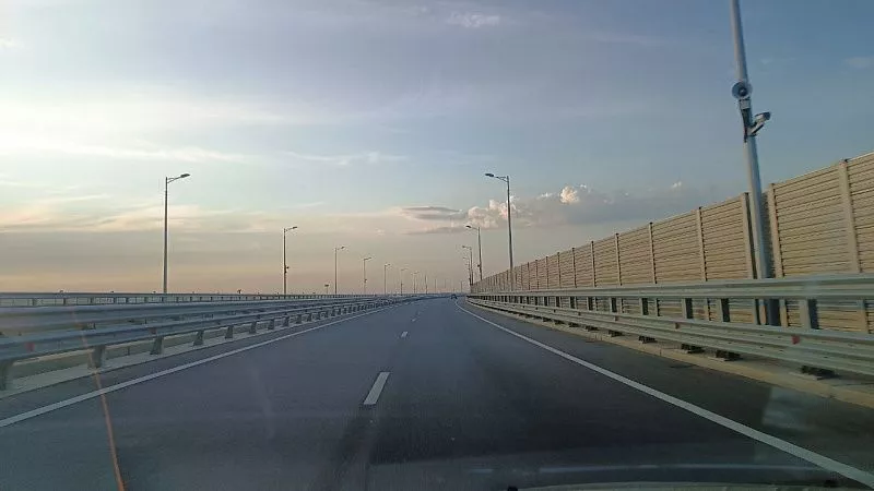Перед Крымским мостом с обеих сторон нет пробок