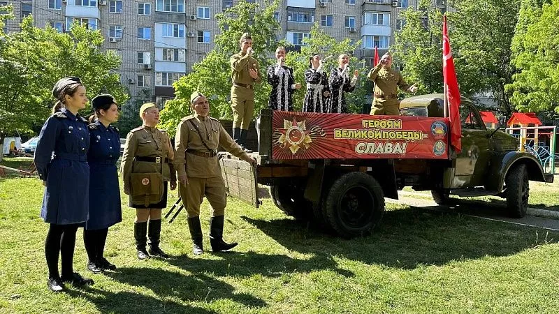 Краснодарская полиция поздравила ветеранов на ретро-автомобилях