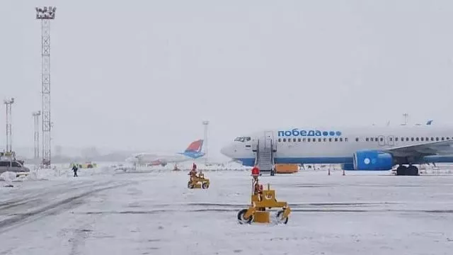 Снег парализовал работу аэропорта Краснодар до 17.00 10 января 