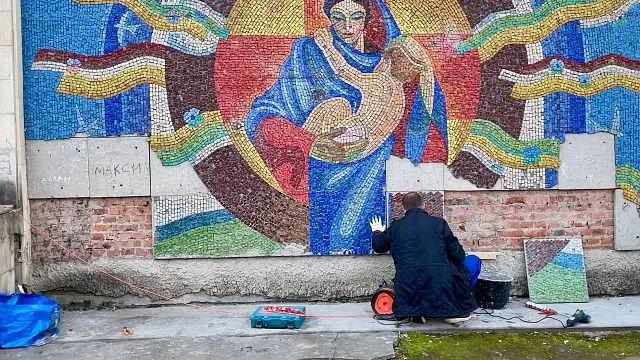 Краснодарцы спасают мозаичное панно на фасаде дома по улице Вишняковой