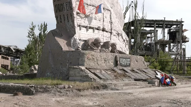 Памятник работникам «Азовстали», погибшим в годы Великой Отечественной войны. Фото: Телеканал «Оплот» из Мариуполя