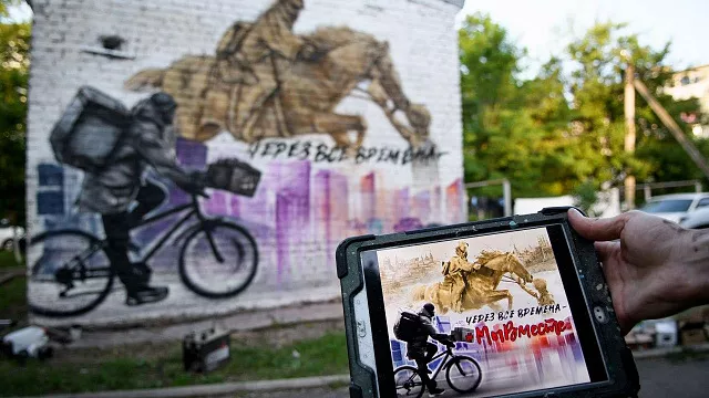 Краснодарская художница завершают работу над граффити, посвященном курьерам