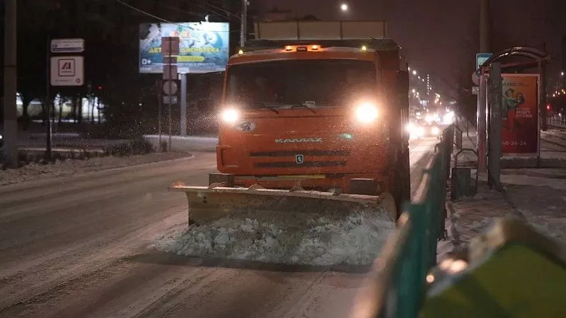 Расчистку дорог ночью в Краснодаре продолжат 42 снегоуборочные машины