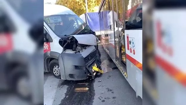 Пять человек пострадали в аварии микроавтобуса и трамвая в Краснодаре