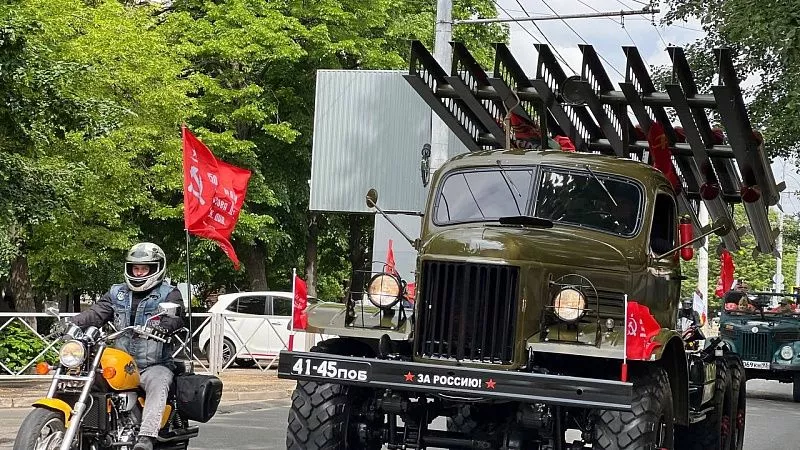 В Краснодаре стартовал автопробег ретро-техники в честь Дня Победы