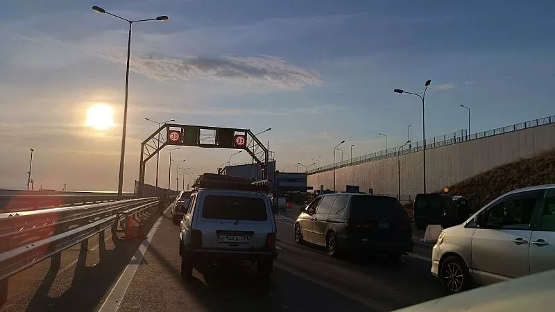 Со стороны Тамани перед Крымским мостом образовалась пробка