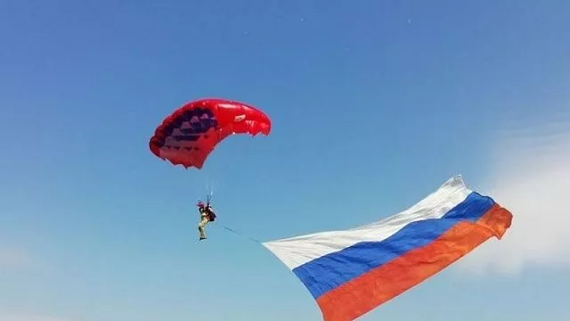 Над Краснодаром в честь праздника пролетят 10 мотопарапланов с российскими флагами